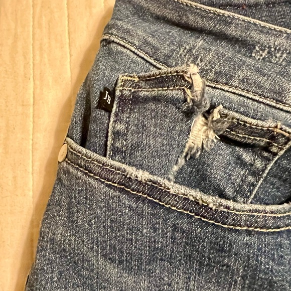 JUDY BLUE FRAYED LEG JEANS - Picture 4 of 11